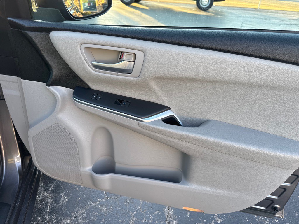 2016 Toyota Camry Image 13