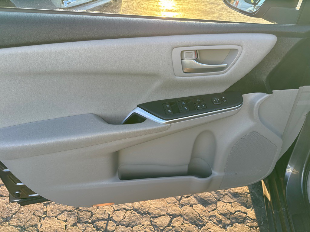 2016 Toyota Camry Image 17