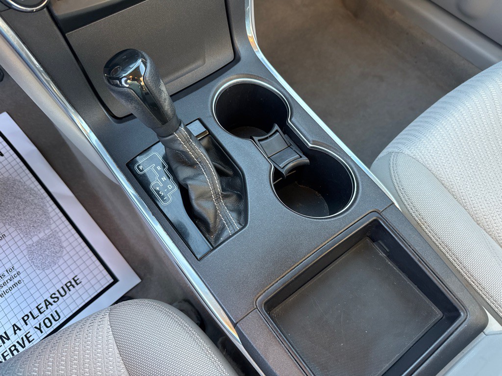 2016 Toyota Camry Image 19