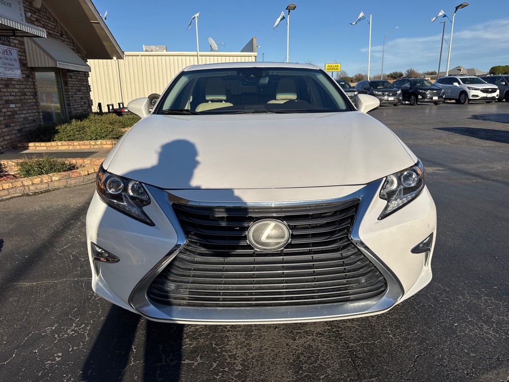 2017 Lexus ES Image 2