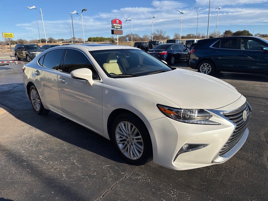 2017 Lexus ES Image 3