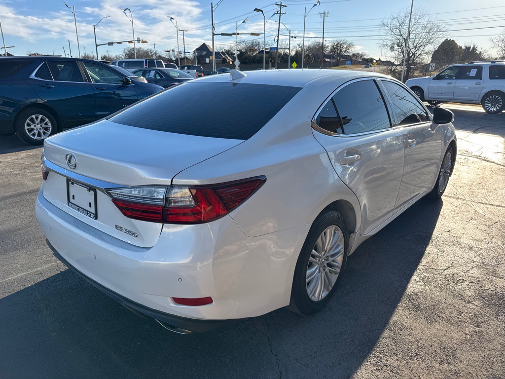 2017 Lexus ES Image 4