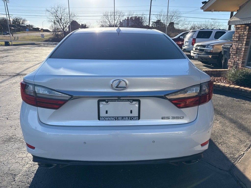 2017 Lexus ES Image 5