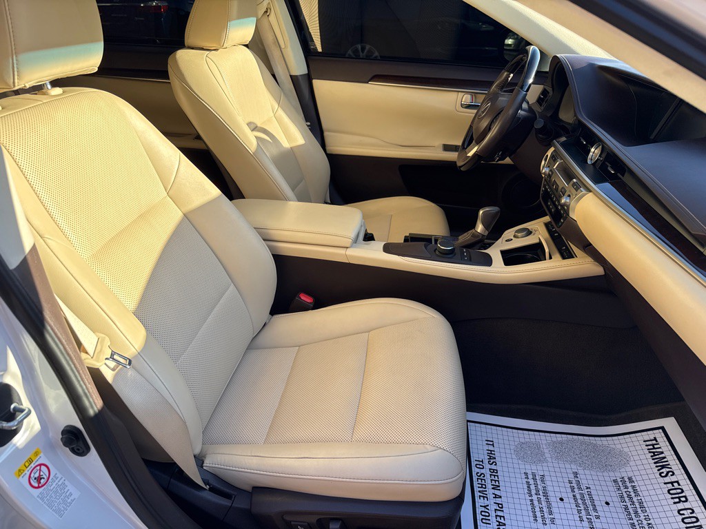 2017 Lexus ES Image 11