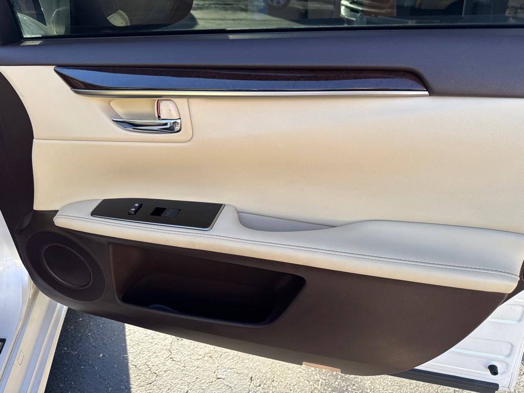 2017 Lexus ES Image 12