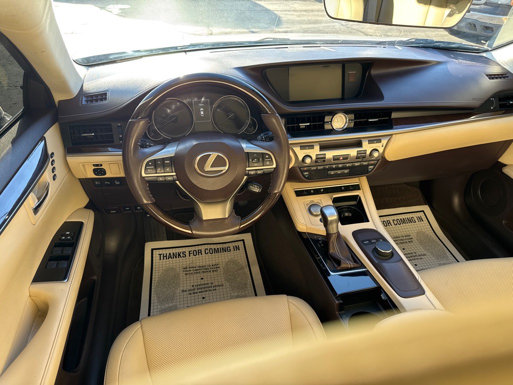 2017 Lexus ES Image 14