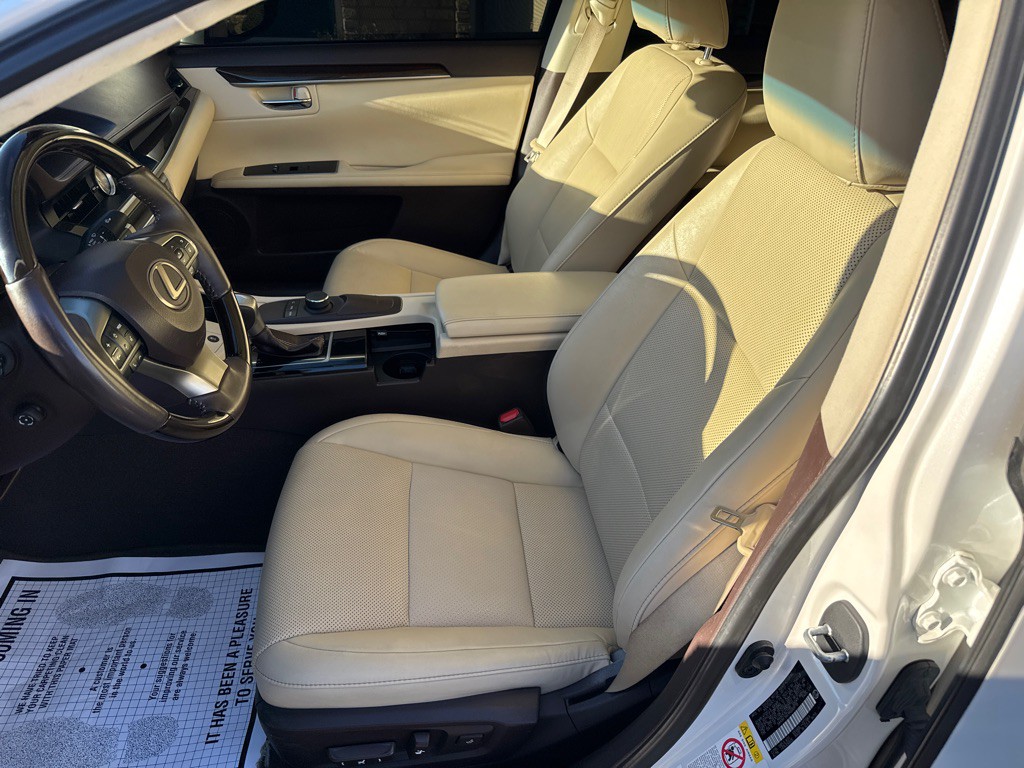 2017 Lexus ES Image 15