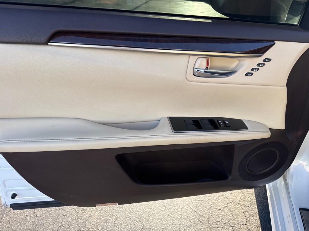 2017 Lexus ES Image 16