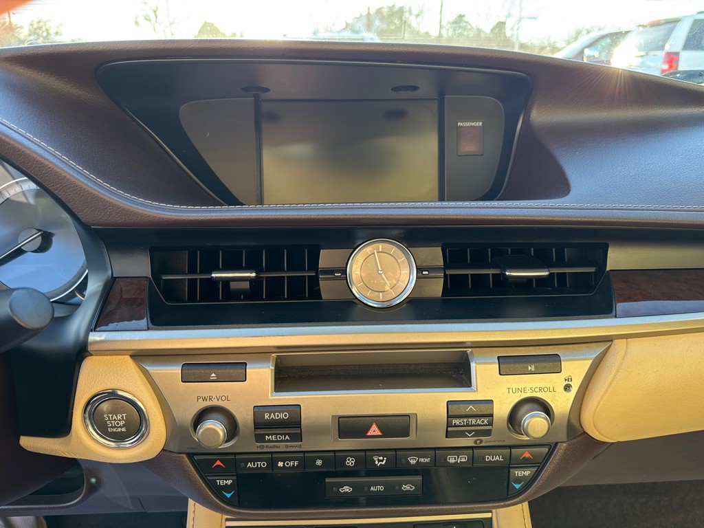 2017 Lexus ES Image 17