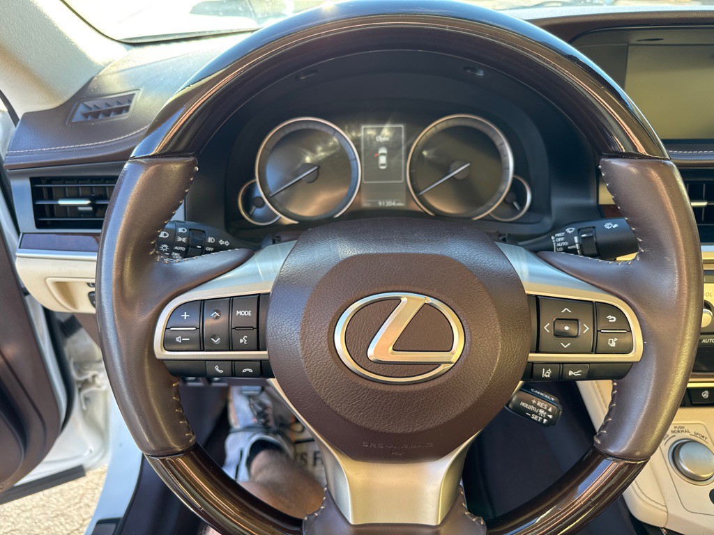 2017 Lexus ES Image 20