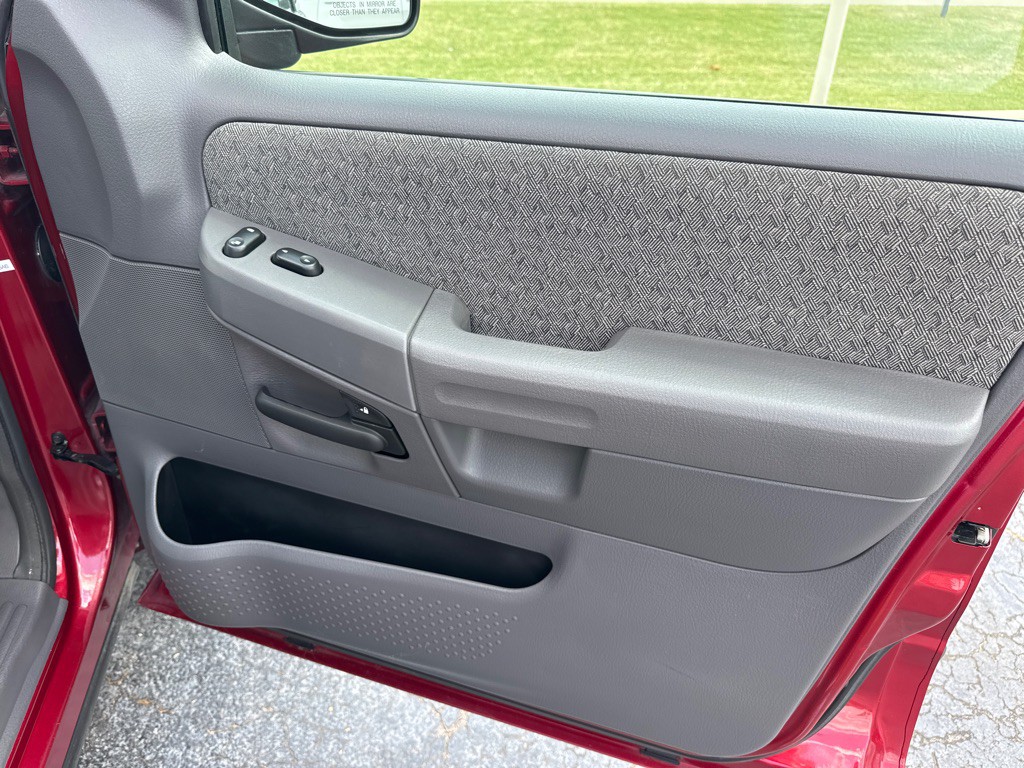2004 Ford Explorer Image 13