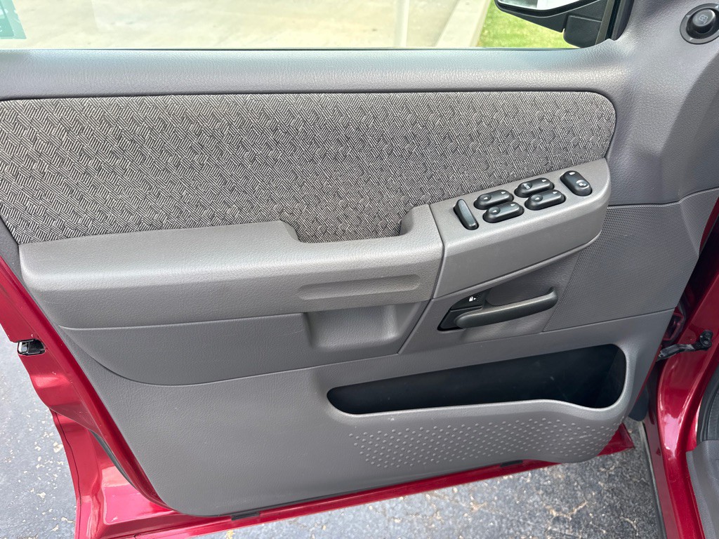 2004 Ford Explorer Image 17