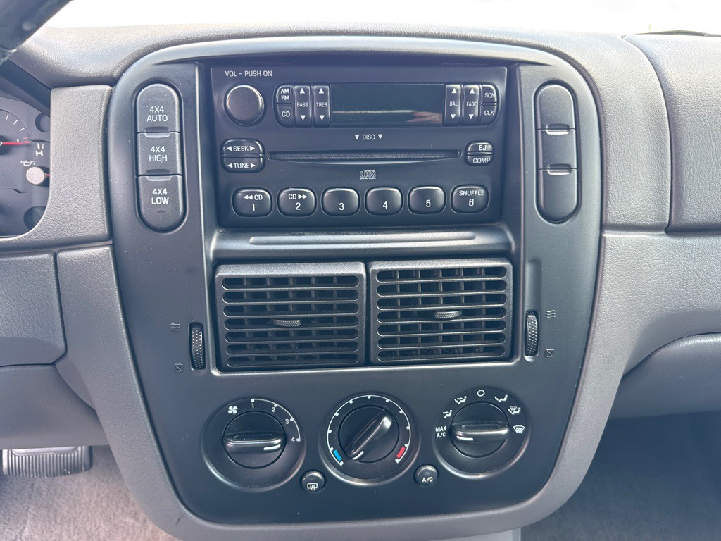 2004 Ford Explorer Image 18