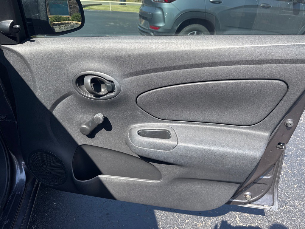 2015 Nissan Versa Image 13