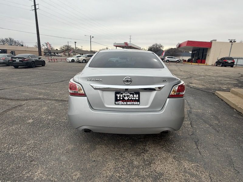 2015 Nissan Altima Image 9
