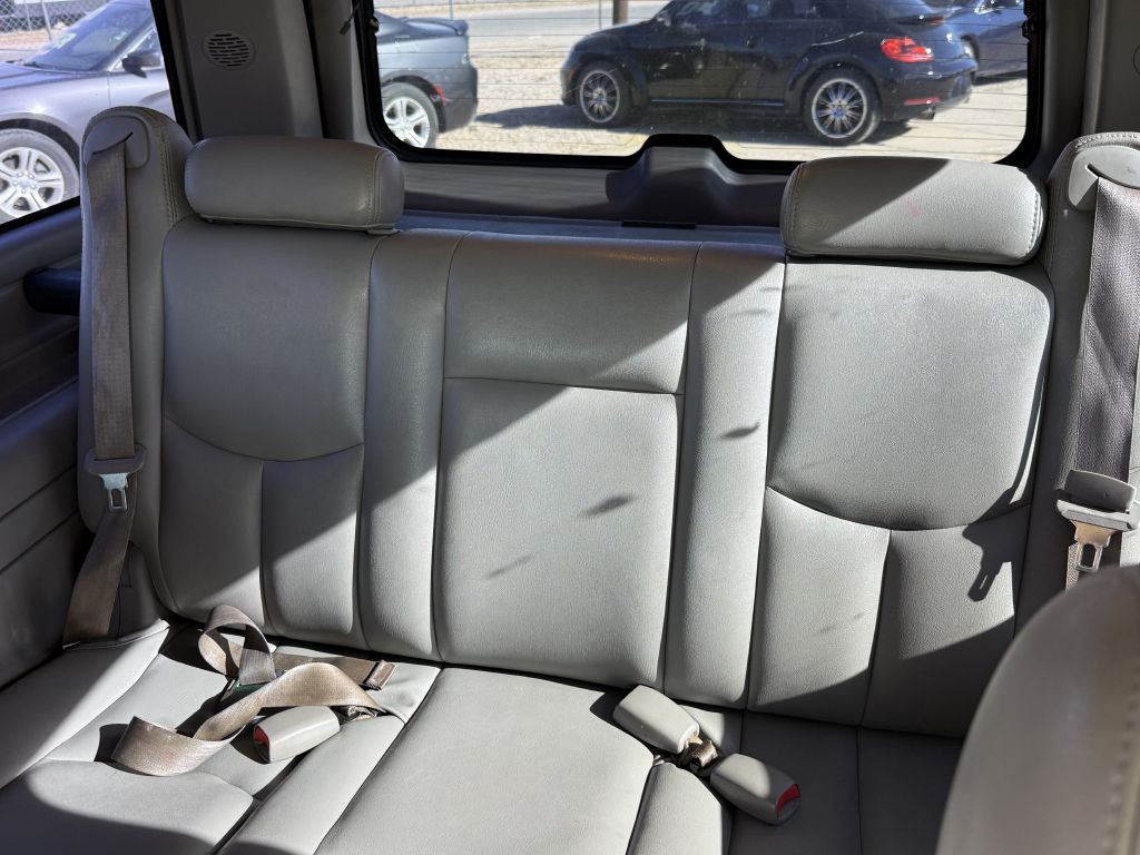 2004 Chevrolet Suburban Image 7