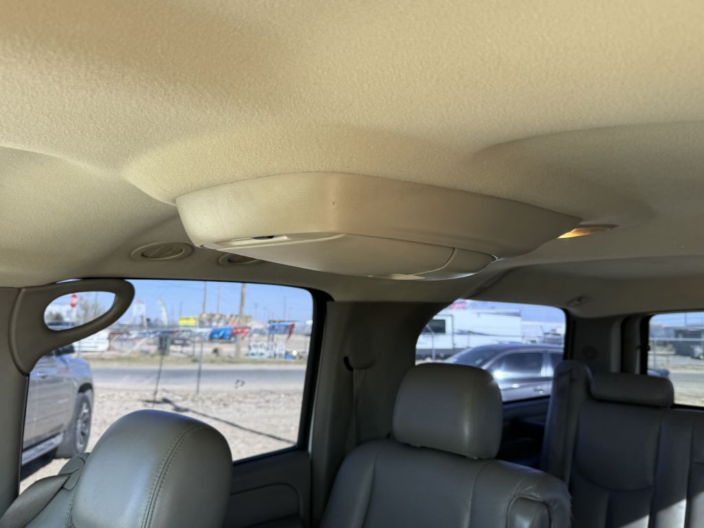 2004 Chevrolet Suburban Image 10