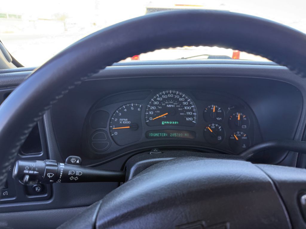 2004 Chevrolet Suburban Image 11