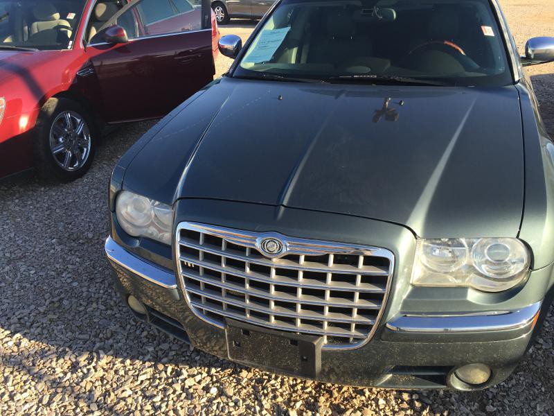 2005 Chrysler 300 Image 2