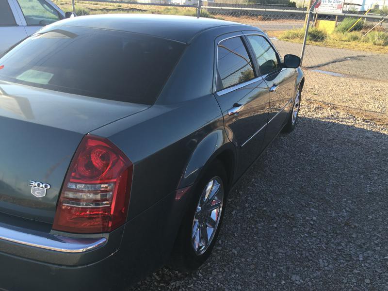 2005 Chrysler 300 Image 4