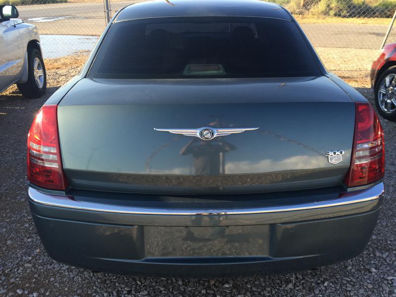 2005 Chrysler 300 Image 5