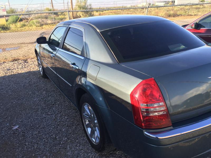 2005 Chrysler 300 Image 6