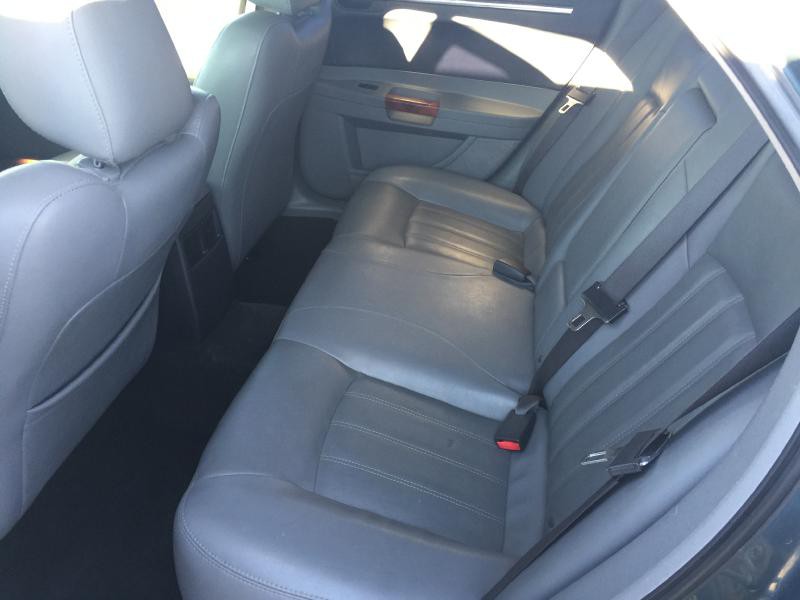 2005 Chrysler 300 Image 7