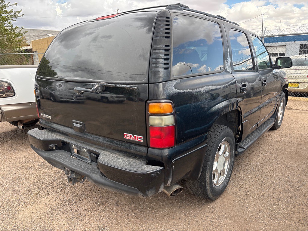 2004 GMC Yukon Image 3