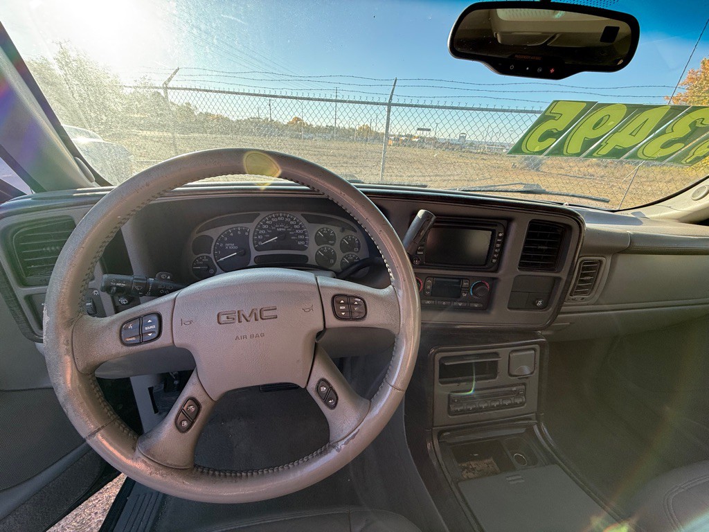 2004 GMC Yukon Image 9