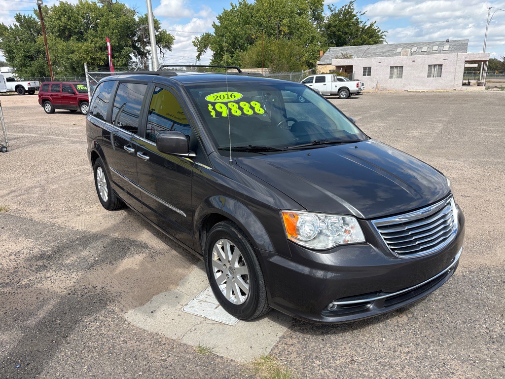 2016 Chrysler Town & Country Image 2
