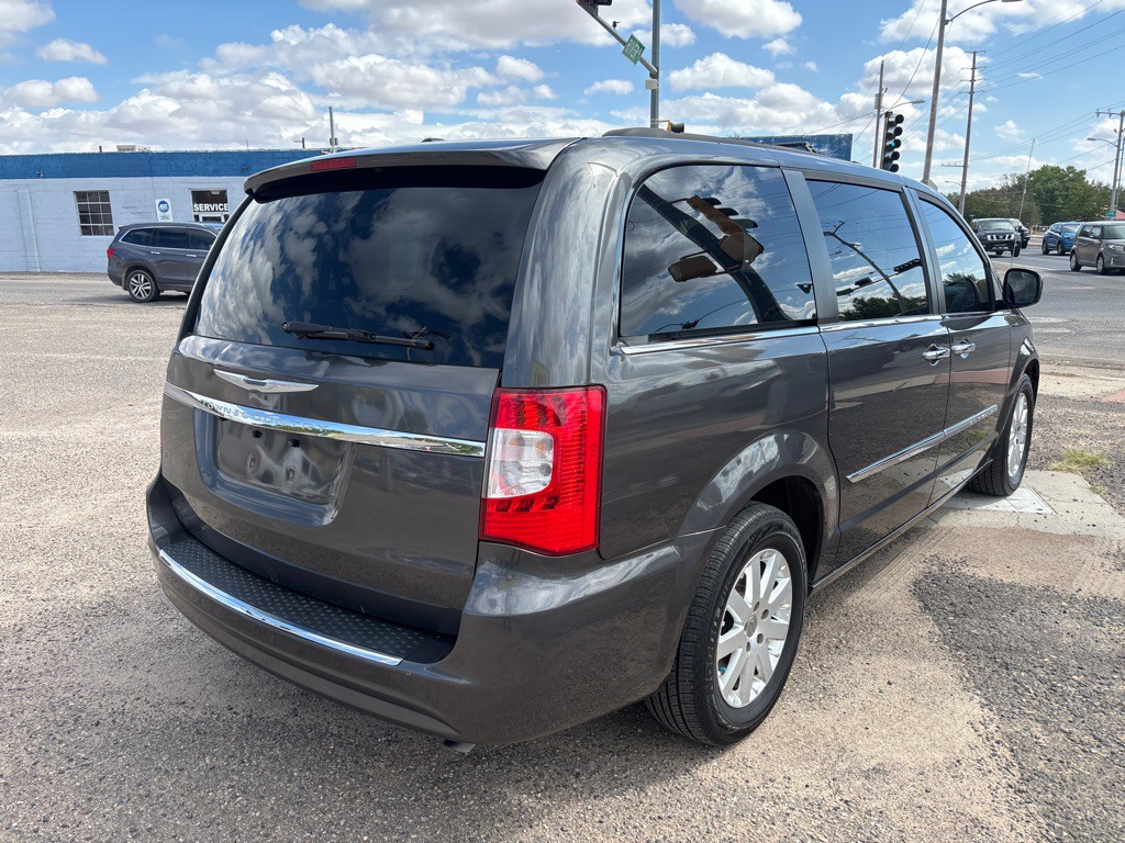 2016 Chrysler Town & Country Image 3
