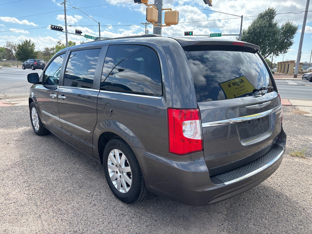 2016 Chrysler Town & Country Image 4
