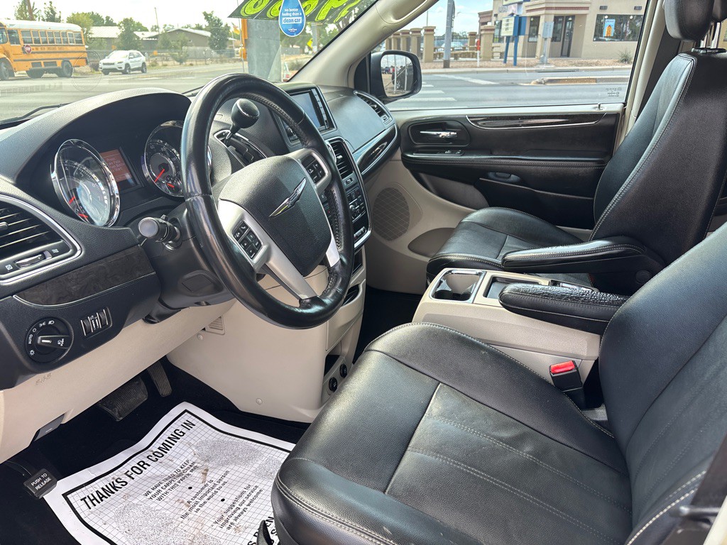 2016 Chrysler Town & Country Image 5