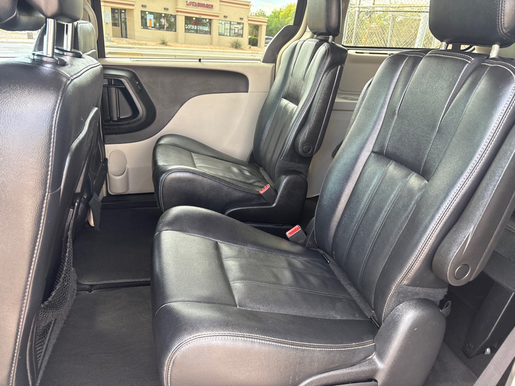 2016 Chrysler Town & Country Image 6
