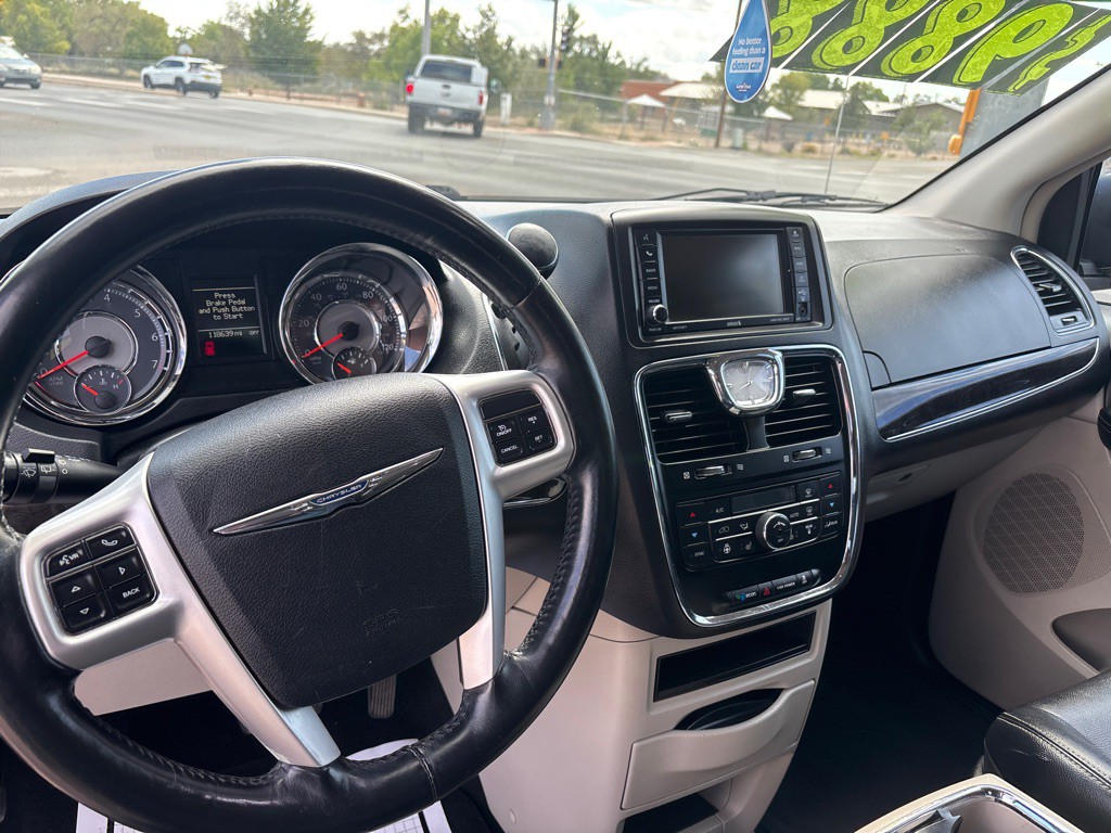 2016 Chrysler Town & Country Image 8