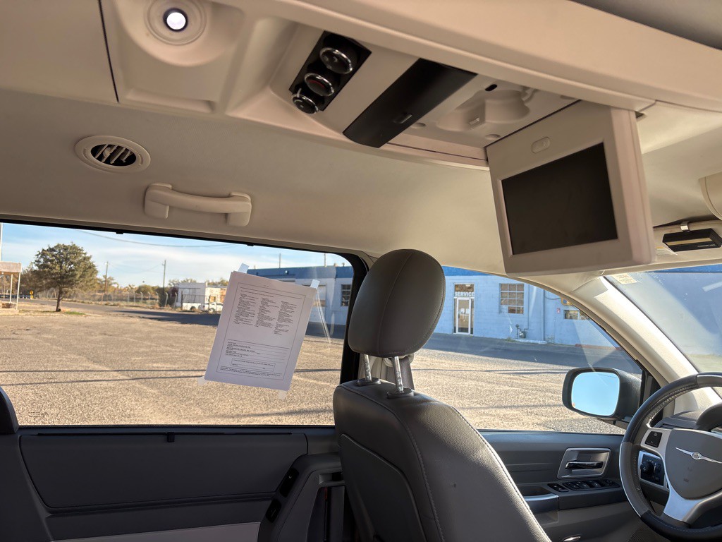 2008 Chrysler Town & Country Image 6