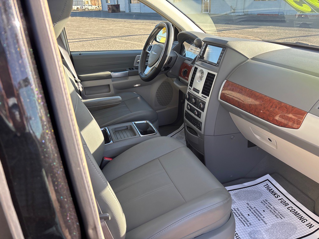 2008 Chrysler Town & Country Image 8