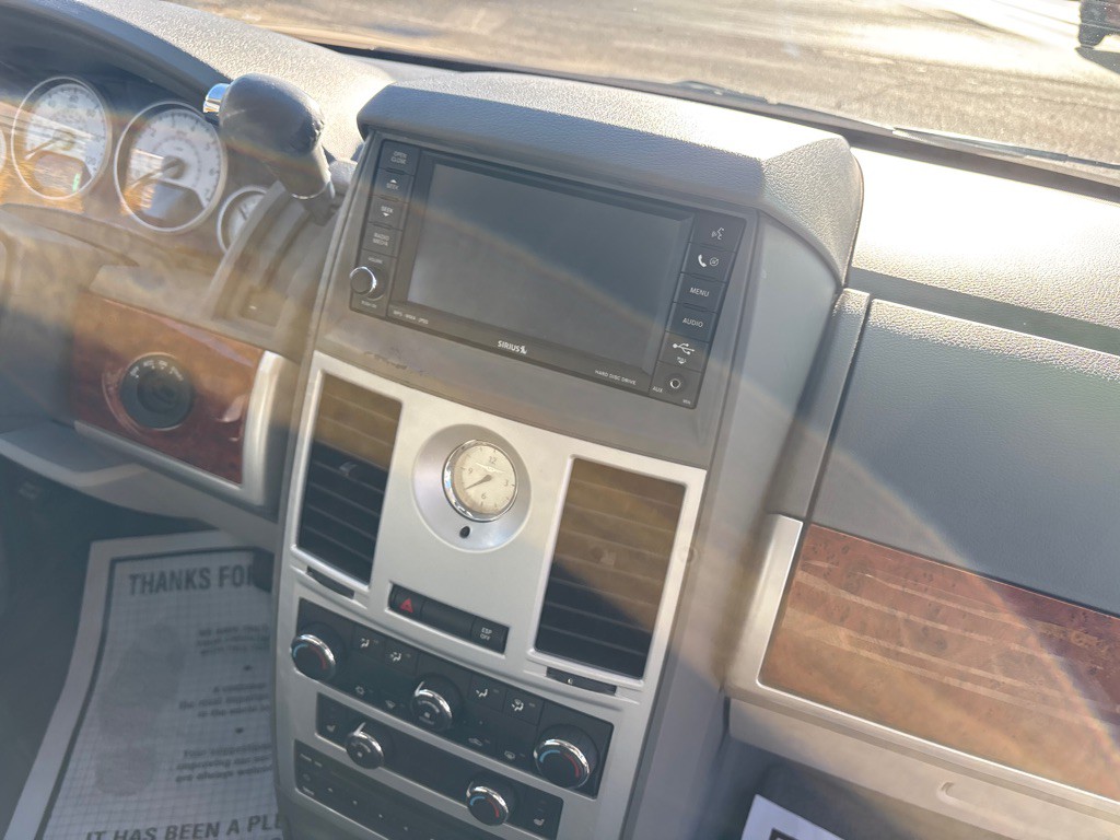 2008 Chrysler Town & Country Image 9