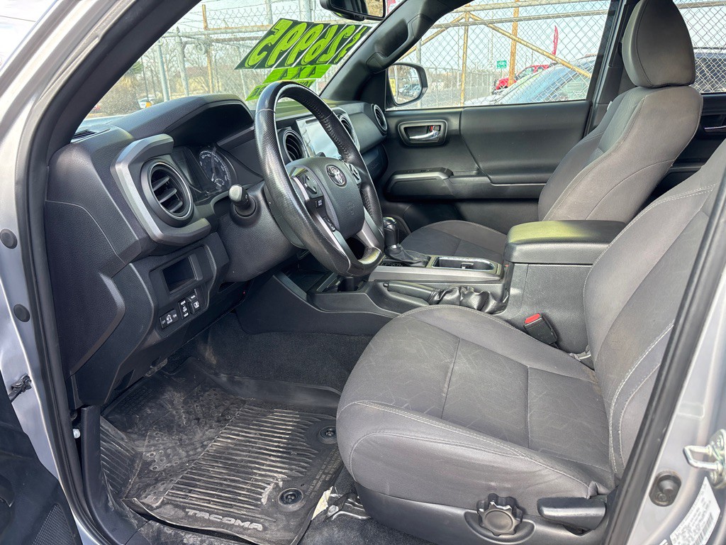 2017 Toyota Tacoma Image 5