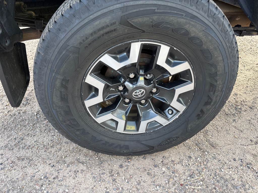 2017 Toyota Tacoma Image 8