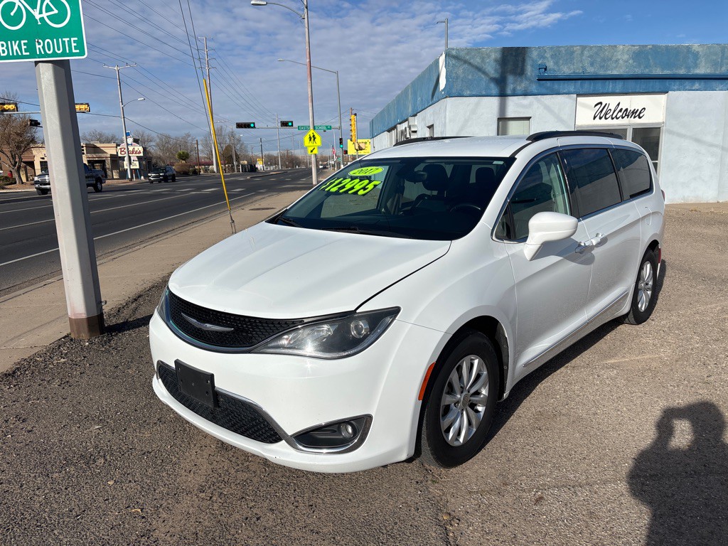 2017 Chrysler Pacifica Image 1