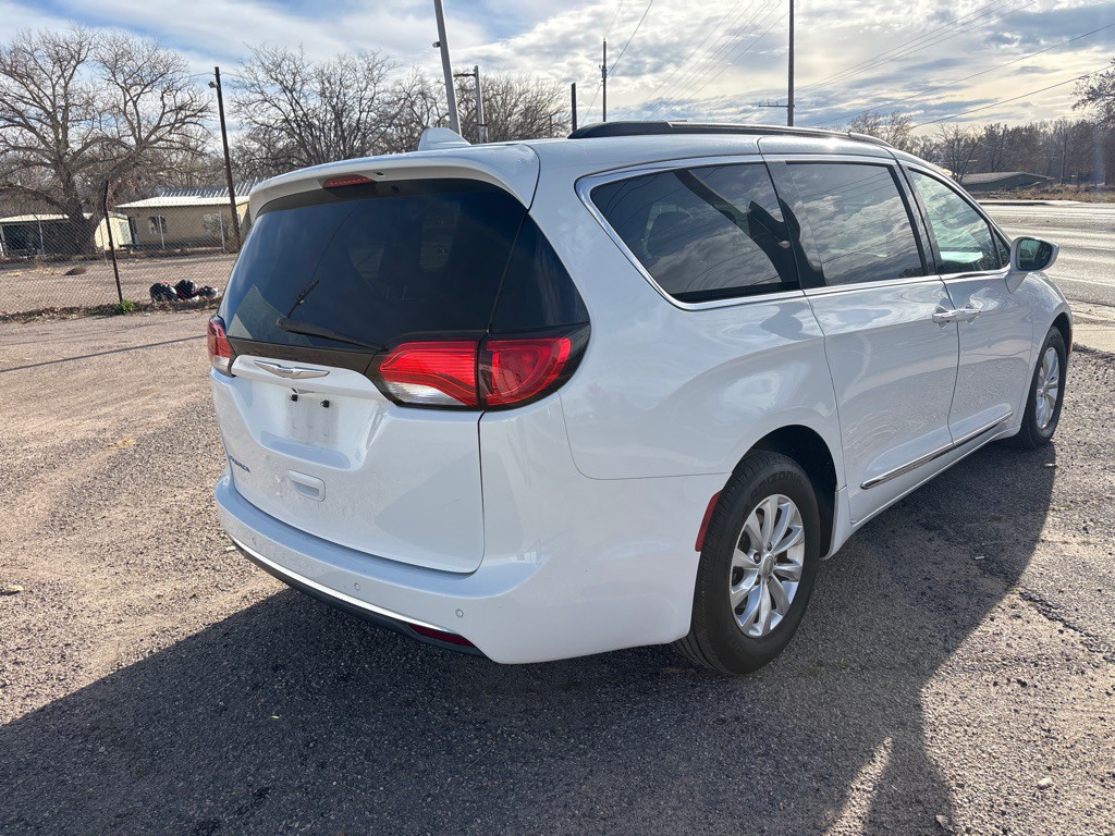 2017 Chrysler Pacifica Image 3