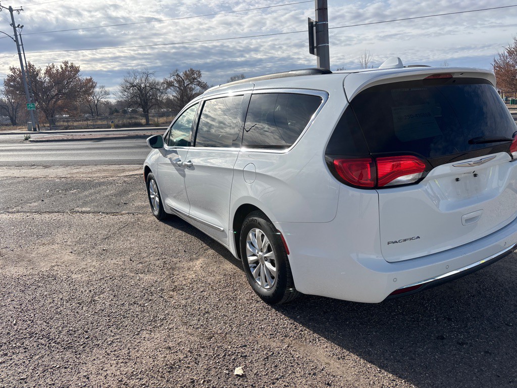 2017 Chrysler Pacifica Image 4