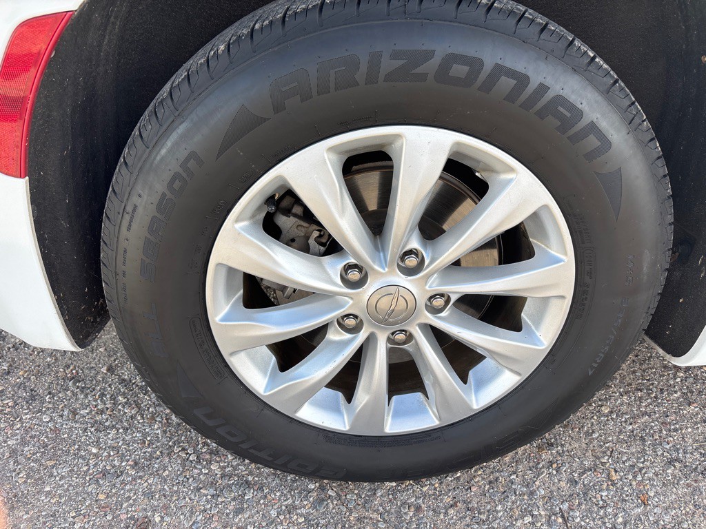 2017 Chrysler Pacifica Image 8