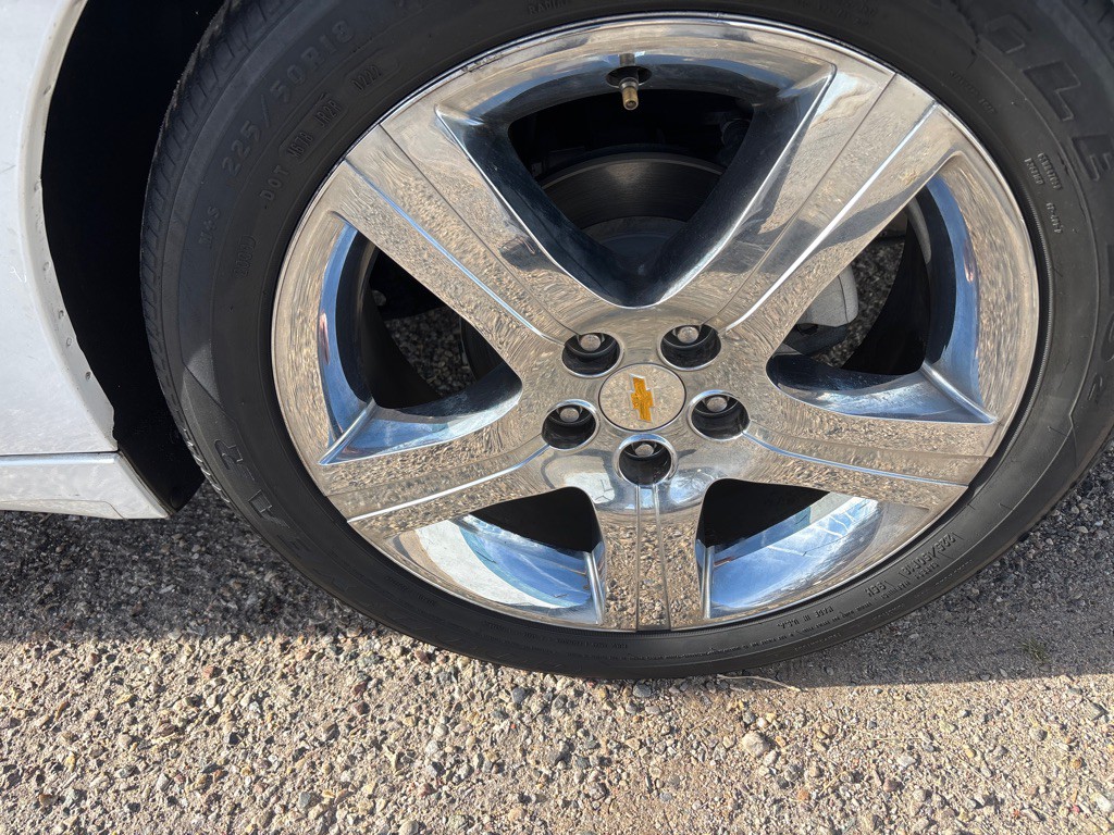 2011 Chevrolet Malibu Image 5