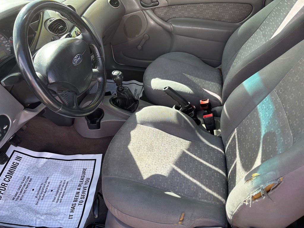2003 Ford Focus Image 6