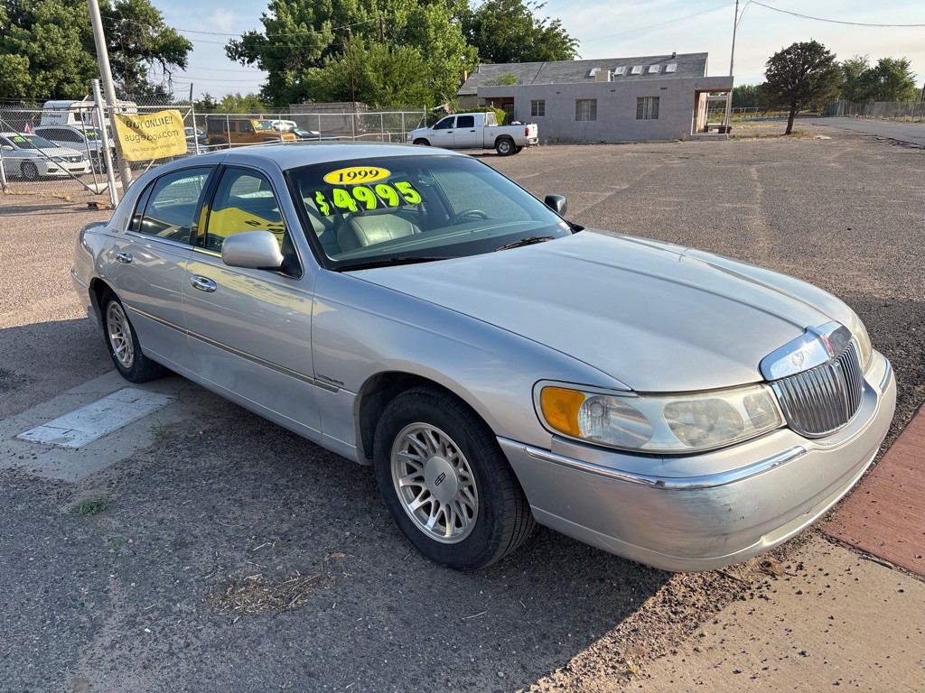 1999 Lincoln Town Car Image 2