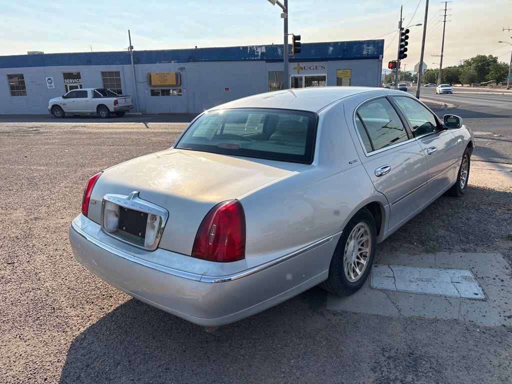 1999 Lincoln Town Car Image 3