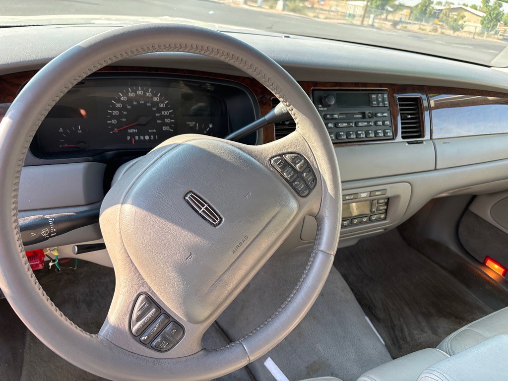 1999 Lincoln Town Car Image 6