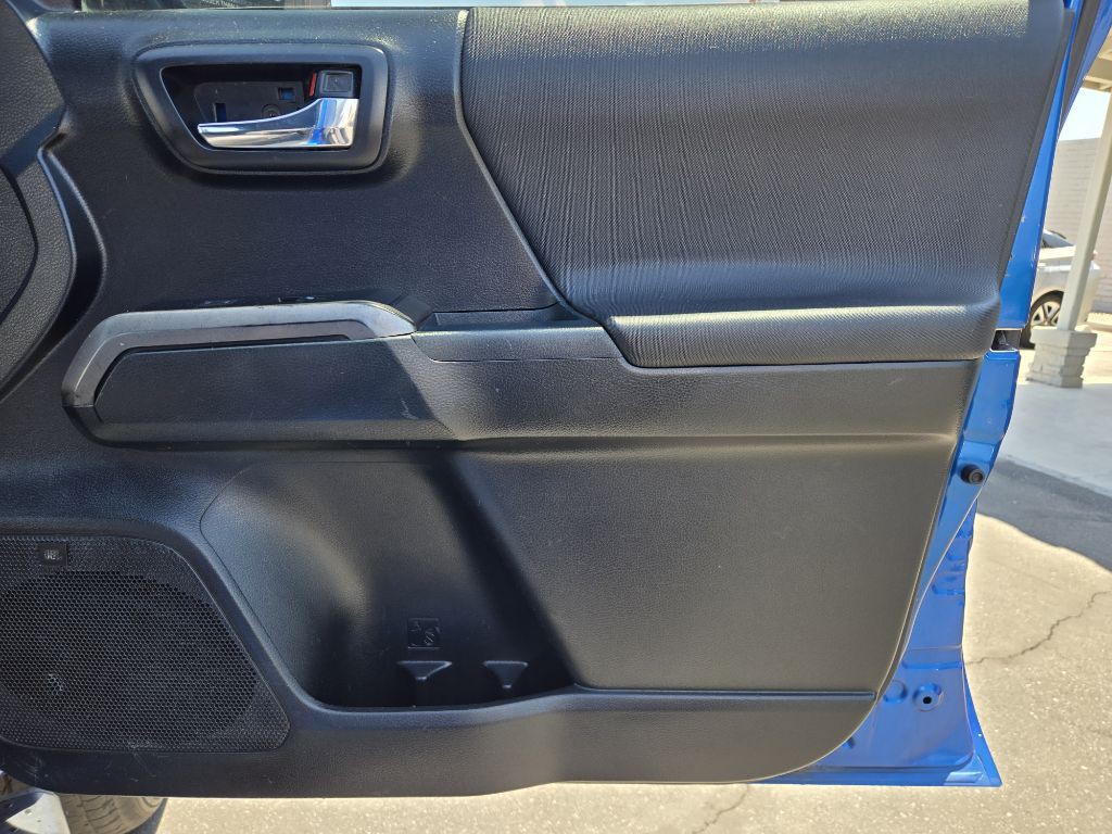 2016 Toyota Tacoma Image 16